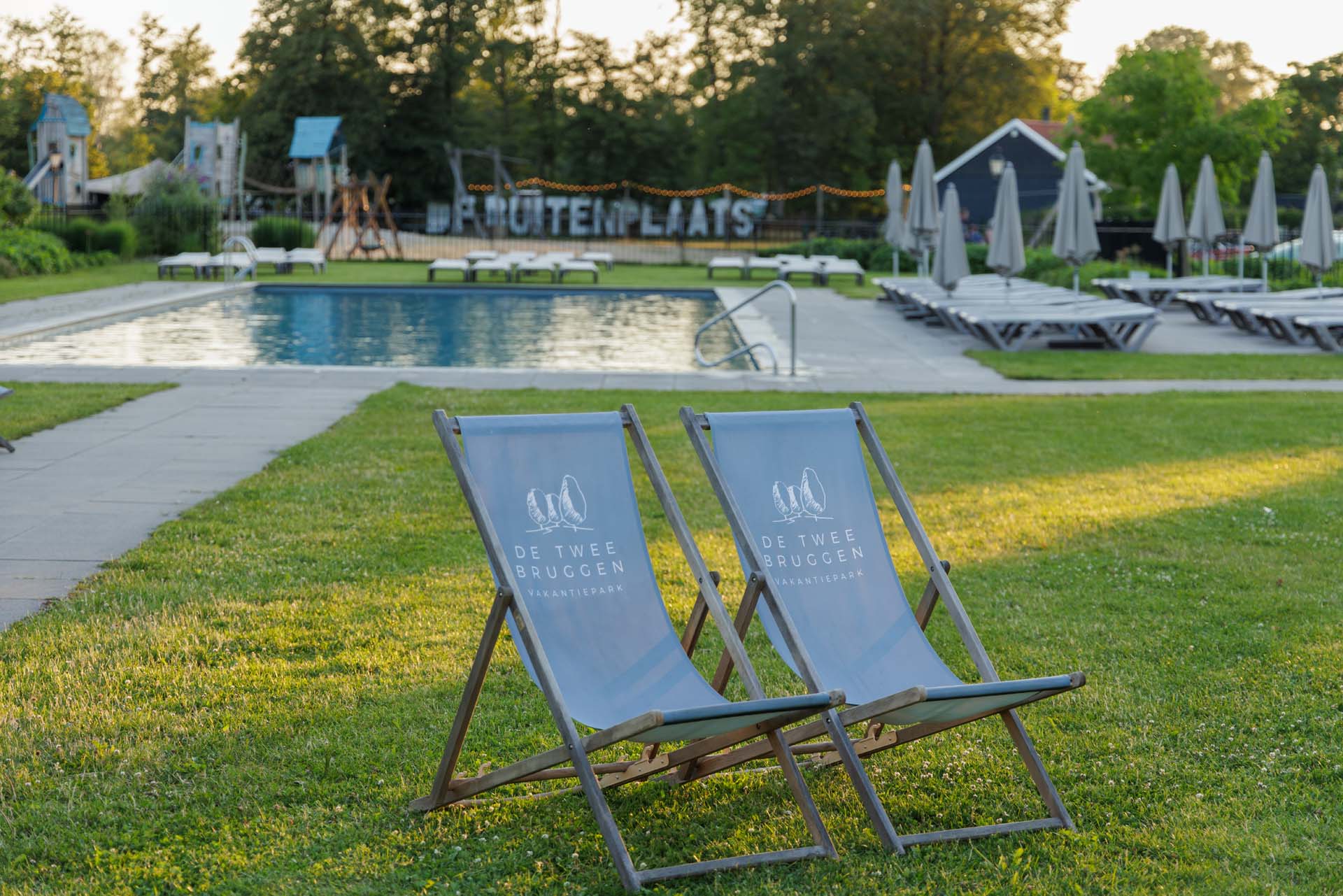 strandstoeltjes bij zwembad
